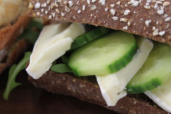Broodje biologische brie, komkommer en seizoenssla broodje brie