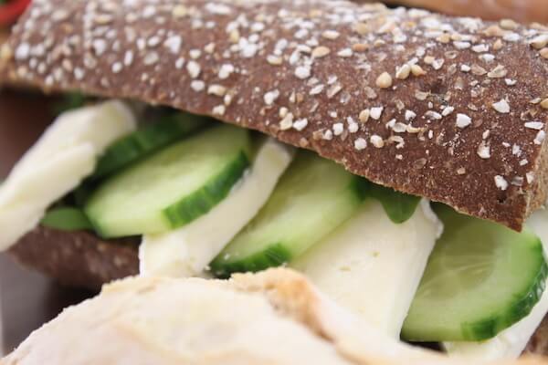 Broodje biologische brie, komkommer en seizoenssla broodje brie
